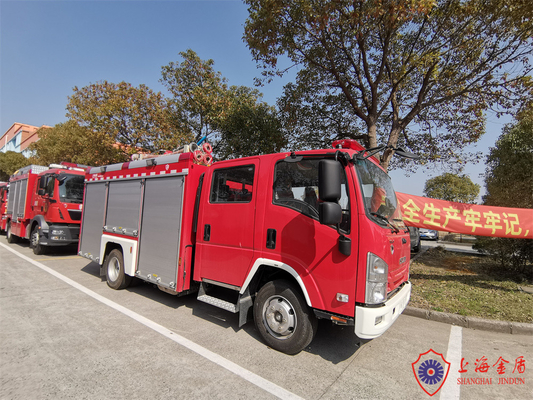 Isuzu Chassis 4x2 Antrieb Handelsfeuerwehrmotor mit Pumpenstrom von 30 L/s